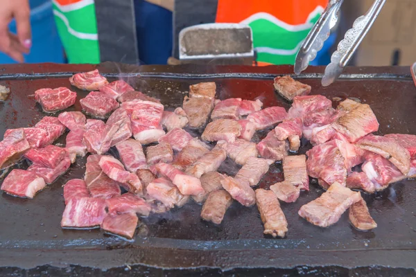 Grillad wagyu nötkött på kol med rök (japansk mat) — Stockfoto