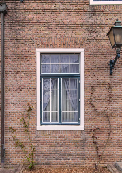 Modren fenêtre sur fond de mur de brique rouge — Photo