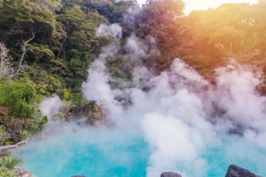 kaplıca (Hell) mavi su Umi-Zigoku Beppu Oita, Japonya