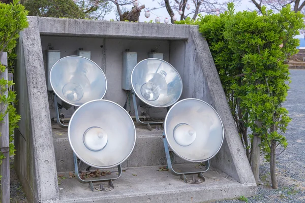 Middelpunt van de belangstelling of footlight ingesteld buiten in openbaar park — Stockfoto