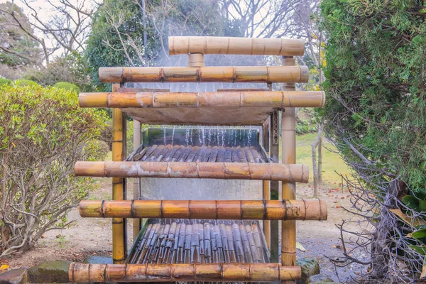 Cachoeira de bambu Bela decoração no jardim — Fotografia de Stock