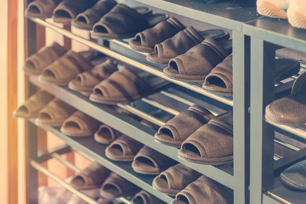 Zapatillas o zapatos casuales en la habitación — Foto de Stock