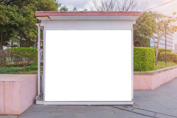 Prázdná deska billboard nebo informace v městském parku — Stock fotografie
