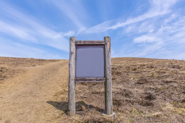 Cartelera en blanco de madera en el paisaje de montaña —  Fotos de Stock