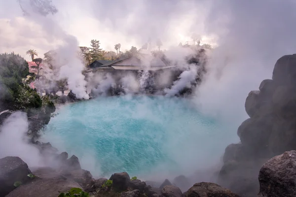 Varm källa (helvetet) blå vatten i Umi-Zigoku i Beppu Oita, Japan — Stockfoto