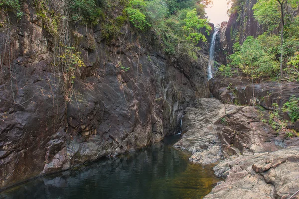 Wasserfall im tiefen Regenwald Dschungel Thailand — Stockfoto