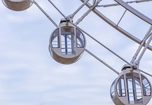 Noria para paseo escénico en parque de atracciones — Foto de Stock