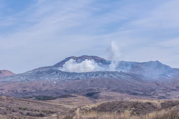 マウント中の火口や阿蘇山は最大のアクティブなヴォルカ — ストック写真