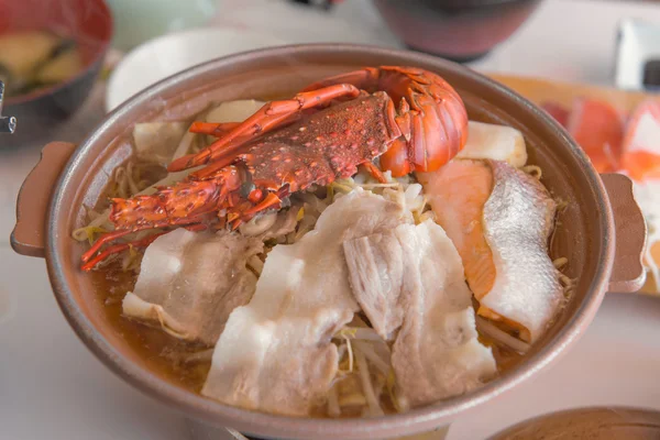 Japanse zeevruchten hot pot met rundvlees en garnalen of kreeft — Stockfoto