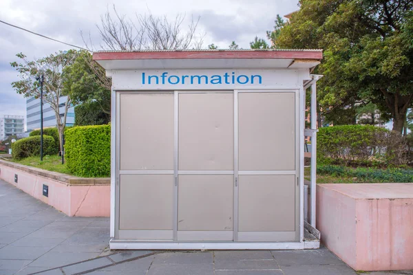 Panneau d'affichage ou d'information vide dans le parc de la ville — Photo