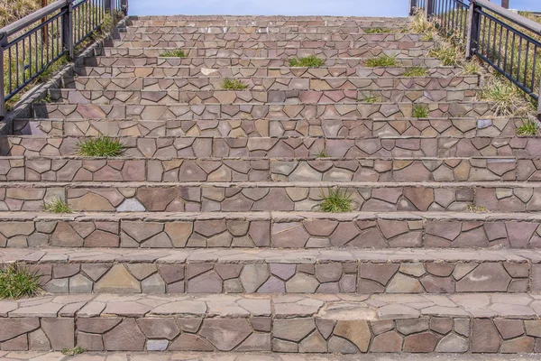 Kroków schody marmurowe lub kamienne schody w parku — Zdjęcie stockowe