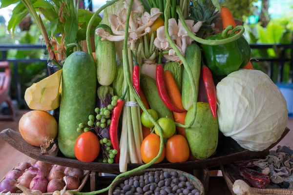 篮子里有有机食品的各种生蔬菜 — 图库照片