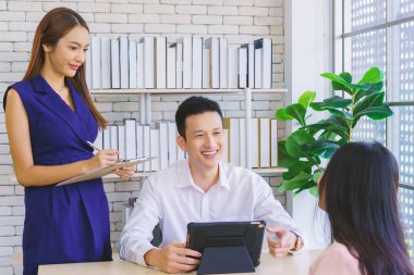 Takım işi yapan iş adamı ve sekreteri modern ofisteki dizüstü bilgisayarla ev konseptinde yaşam tarzı iş yapıyorlar..