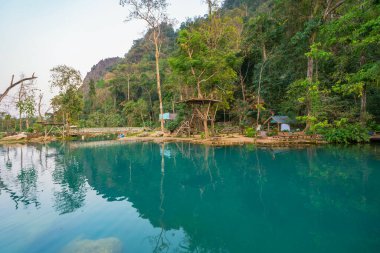 Laos 'ta mavi göl 2 vang vieng su aktiviteleri.