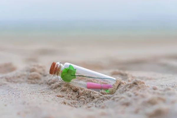 熱帯のビーチでボトルにメッセージや手紙 — ストック写真