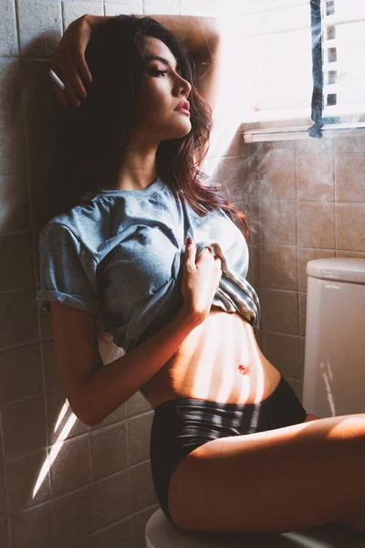 在房间里抽烟的年轻漂亮女人的画像 危害健康的概念 — 图库照片