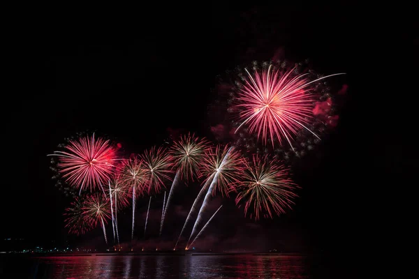 五彩缤纷的焰火在晚上与庆祝和周年的概念 — 图库照片