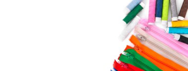 Banner dikiş ipliği ve fermuarlar beyaz arkaplanda izole edilir.