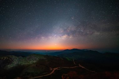 Panorama manzaralı Samanyolu Galaksisi 'nin gece gökyüzü arka planındaki yıldızlarla Tayland manzarası..