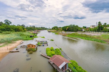 Sakae Krang Nehri ve Uthai Thani Tayland 'daki nehir kenarındaki köyler..