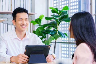 Takım işi yapan iş adamı ve sekreteri modern ofisteki dizüstü bilgisayarla ev konseptinde yaşam tarzı iş yapıyorlar..