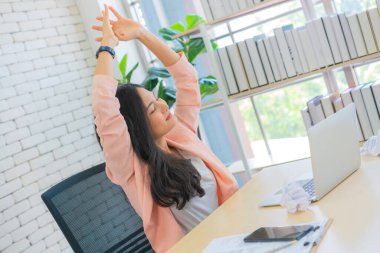 İş kadını evde çalışıyor ve vücudunu esnetiyor çünkü tablet bilgisayarda çalıştıktan sonra yorgun hissediyor, yaşam tarzı kadın ev konseptinde çalıştıktan sonra rahatlıyor..