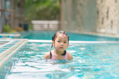 Yaz tatilinde havuzda güzel bir kız eğleniyor..