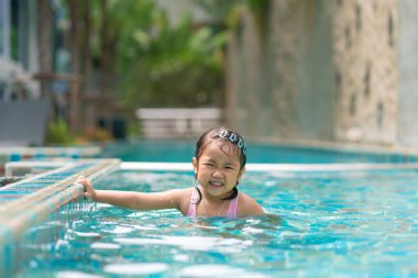 Yaz tatilinde havuzda güzel bir kız eğleniyor..