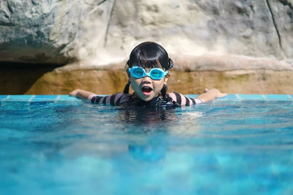 Söt Flicka Med Glasögon Har Roligt Sommaren Poolen Sommar Semester — Stockfoto