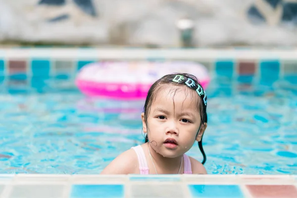 Yaz Tatilinde Havuzda Güzel Bir Kız Eğleniyor — Stok fotoğraf
