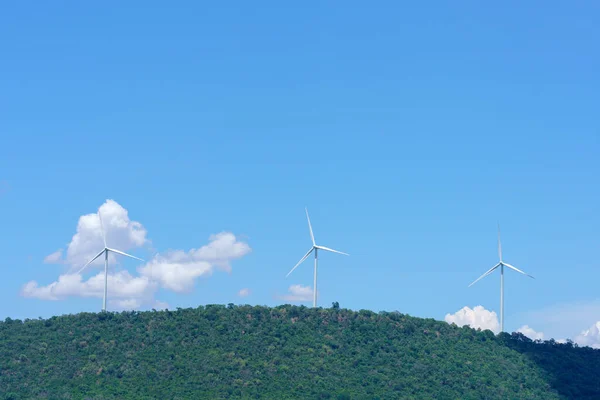 Windturbine Hernieuwbare Energiebronnen Zomer Het Bos Bergen Landschap Energie Transmissie — Stockfoto