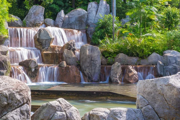 Landschap Van Prachtige Kunstmatige Waterval Tuin Het Openbaar Park — Stockfoto