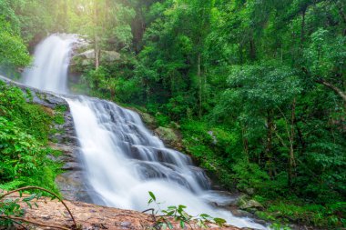 Huay Saai Leung Şelalesi Tayland yağmur ormanlarındaki güzel bir şelaledir.