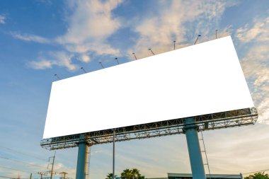 Reklam afişi için boş ilan panosu ya da yoldaki reklamlar için gece vakti boş ilan panosu.