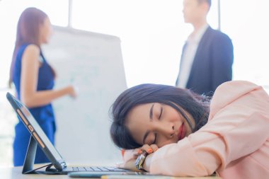 İş kadını evde çalışır, iş yerinde uyur ve tablet bilgisayarda çalıştıktan sonra yorgun hisseder, yaşam tarzı kadını ev konseptinde çalıştıktan sonra dinlenir. depresyondaki iş kadını.