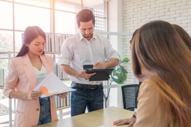 Takım işi yapan iş adamı ve sekreteri modern ofisteki dizüstü bilgisayarla ev konseptinde yaşam tarzı iş yapıyorlar..