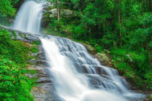 Huay Saai Leung Waterfall Een Prachtige Waterval Het Regenwoud Jungle — Stockfoto