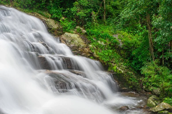Huay Saai Leung Wodospad Jest Pięknym Wodospadem Dżungli Lasów Deszczowych — Zdjęcie stockowe