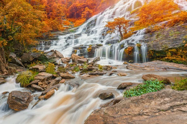 Colorato Mae Cascata Una Grande Cascata Bella Chiang Mai Thailandia — Foto Stock