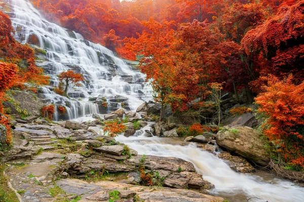 Colorato Mae Cascata Una Grande Cascata Bella Chiang Mai Thailandia — Foto Stock