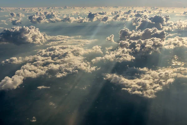 Cielo Azul Nubes Vistas Través Ventana Aeronave —  Fotos de Stock