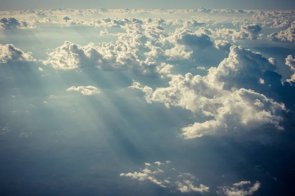 Cielo Azul Nubes Vistas Través Ventana Aeronave —  Fotos de Stock