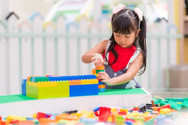 Kinder Spielen Mit Bunten Plastikspielzeugklötzen Auf Tisch — Stockfoto