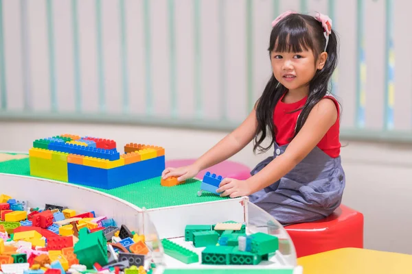 Kinder Spielen Mit Bunten Plastikspielzeugklötzen Auf Tisch — Stockfoto