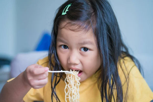 Criança Feliz Menina Comendo Macarrão Delicioso Criança Divertir Alegre Com — Fotografia de Stock