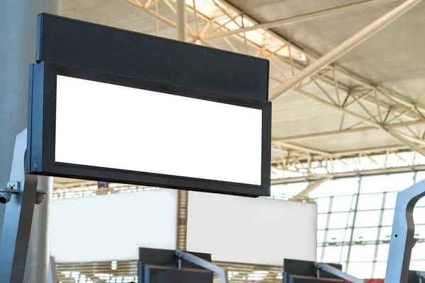 広告ポスターや広告コンセプトの背景のための空港での空白の看板 — ストック写真