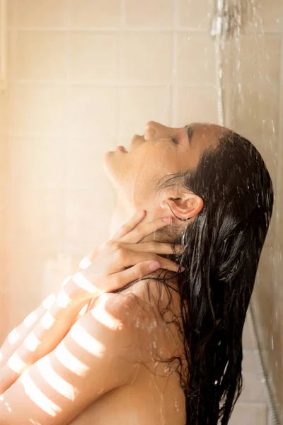 Atractiva Mujer Joven Sexy Disfrutando Ducha Con Gotas Agua Desnuda — Foto de Stock