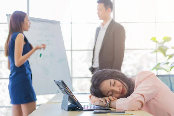 Femme Affaires Travaillent Maison Dormant Sur Lieu Travail Sentent Fatigués — Photo