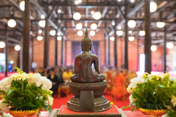 Bakom Svart Buddha Staty Och Människor Framför Meditation Buddistiska Templet — Stockfoto