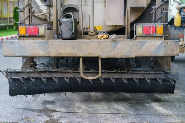 道路施工过程中的沥青摊铺机 道路机械在工地的铺装工程 道路混凝土的砂筛分 — 图库照片